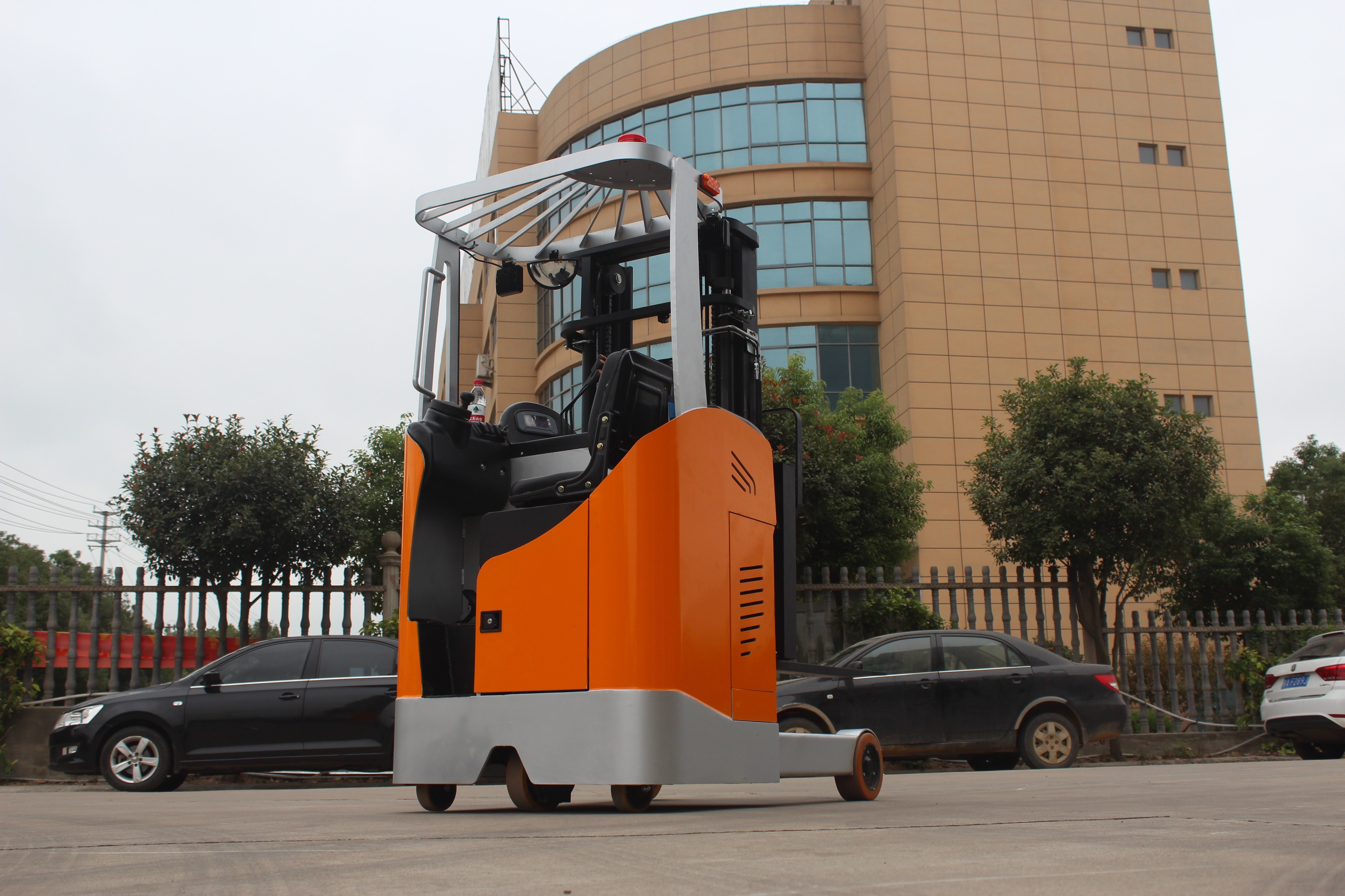 China HELI Hot Selling Products 1.2T 1.5T 2 Ton Electric Reach Forklift(Seated Type) 24V CQDE12C-45S 4.5M