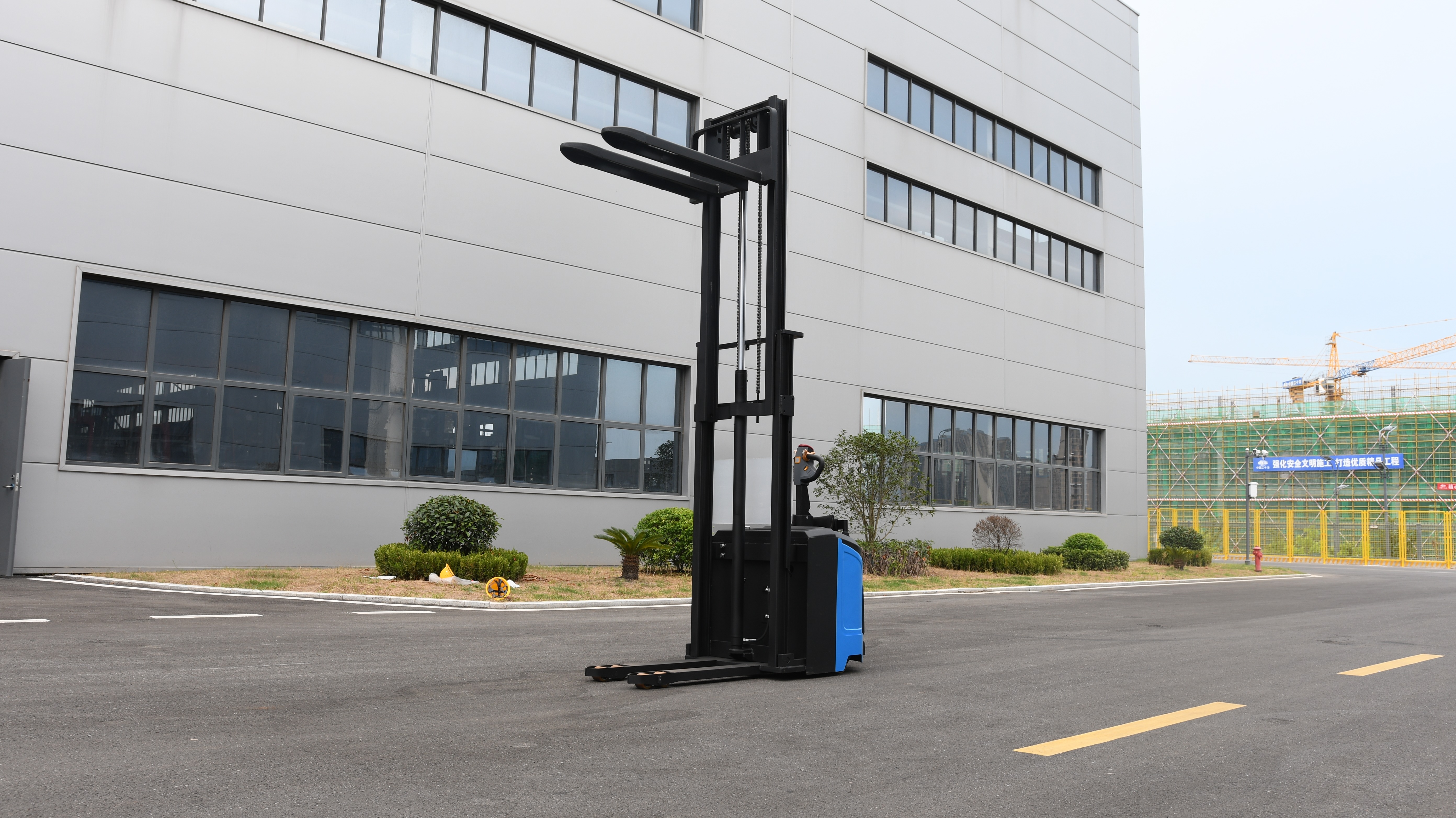 High Quality CDD15 II-25 Warehouse Equipments Flexible Forklift Electric Pallet Stacker Standing Type
