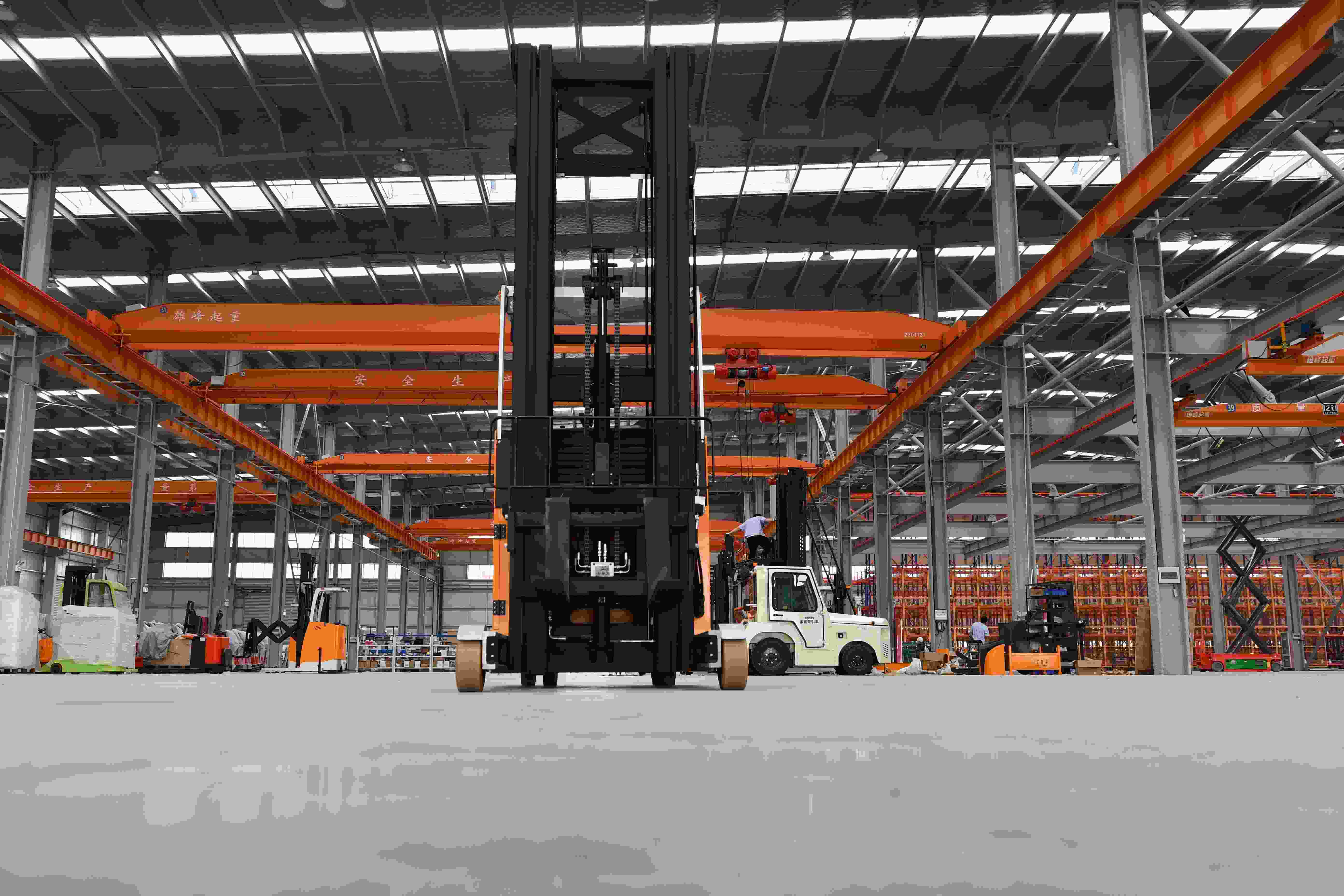 Self-Loading CQD15-40S Electric Reach Forklift Standing Lifting Equipment 1500kg Reach Truck for Warehouse