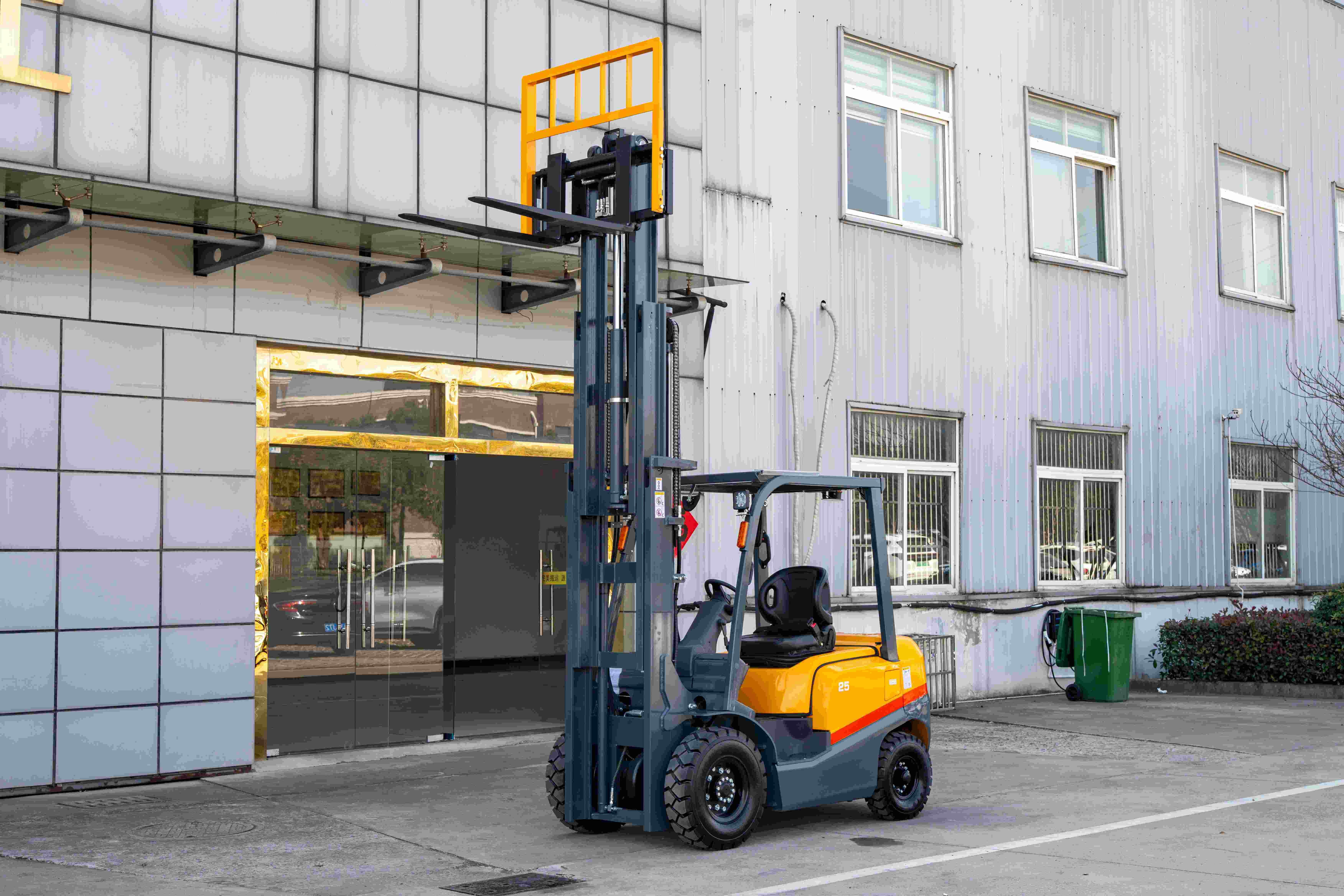 FORKLIFT 2-3.5Ton diesel Forklift with Automatic Transmission 2500 kg Warning Light and Full Sets of Lights