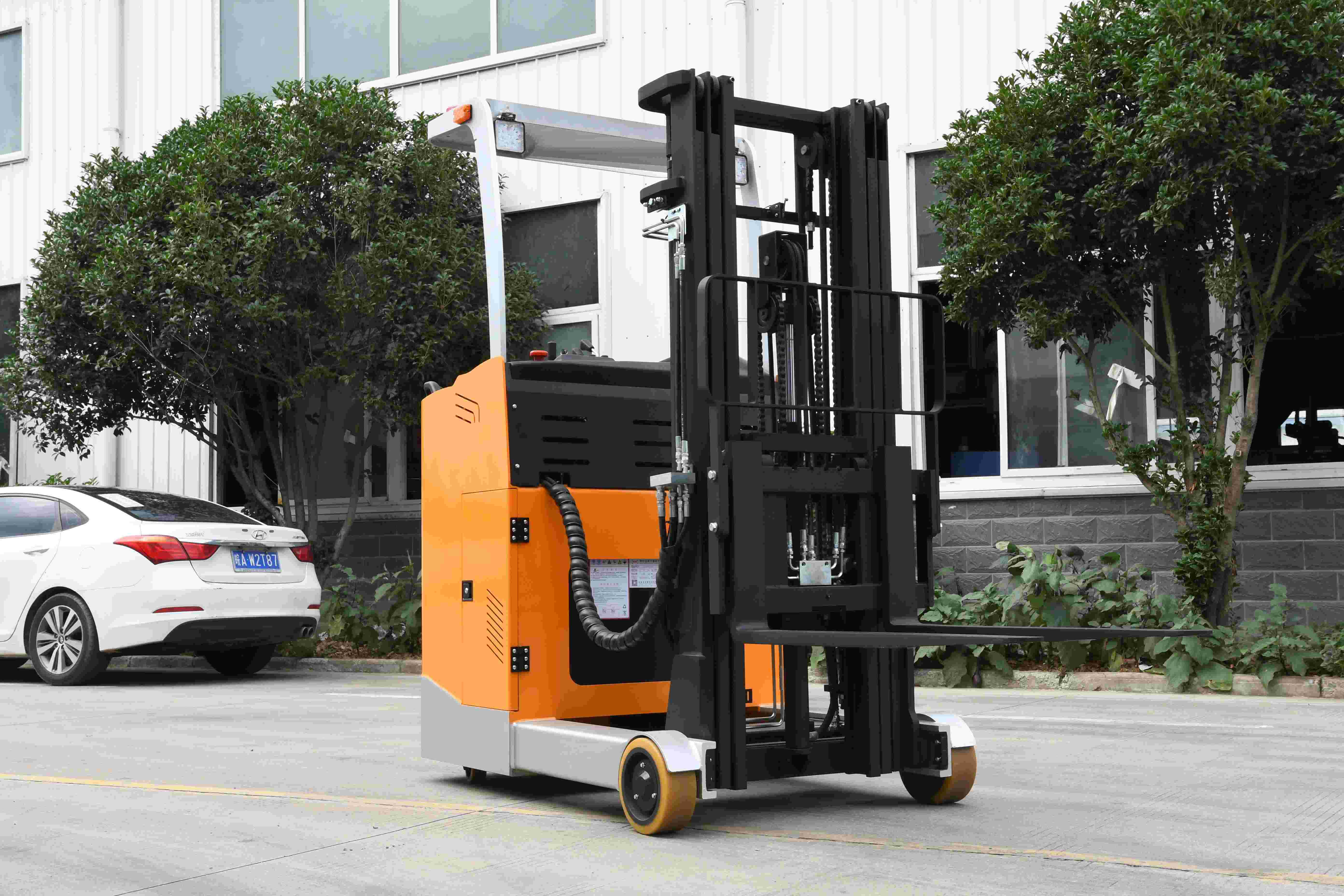 1.5Ton Electric Reach Forklift(Side-standing Type) 24V Truck CQD-15D-50S
