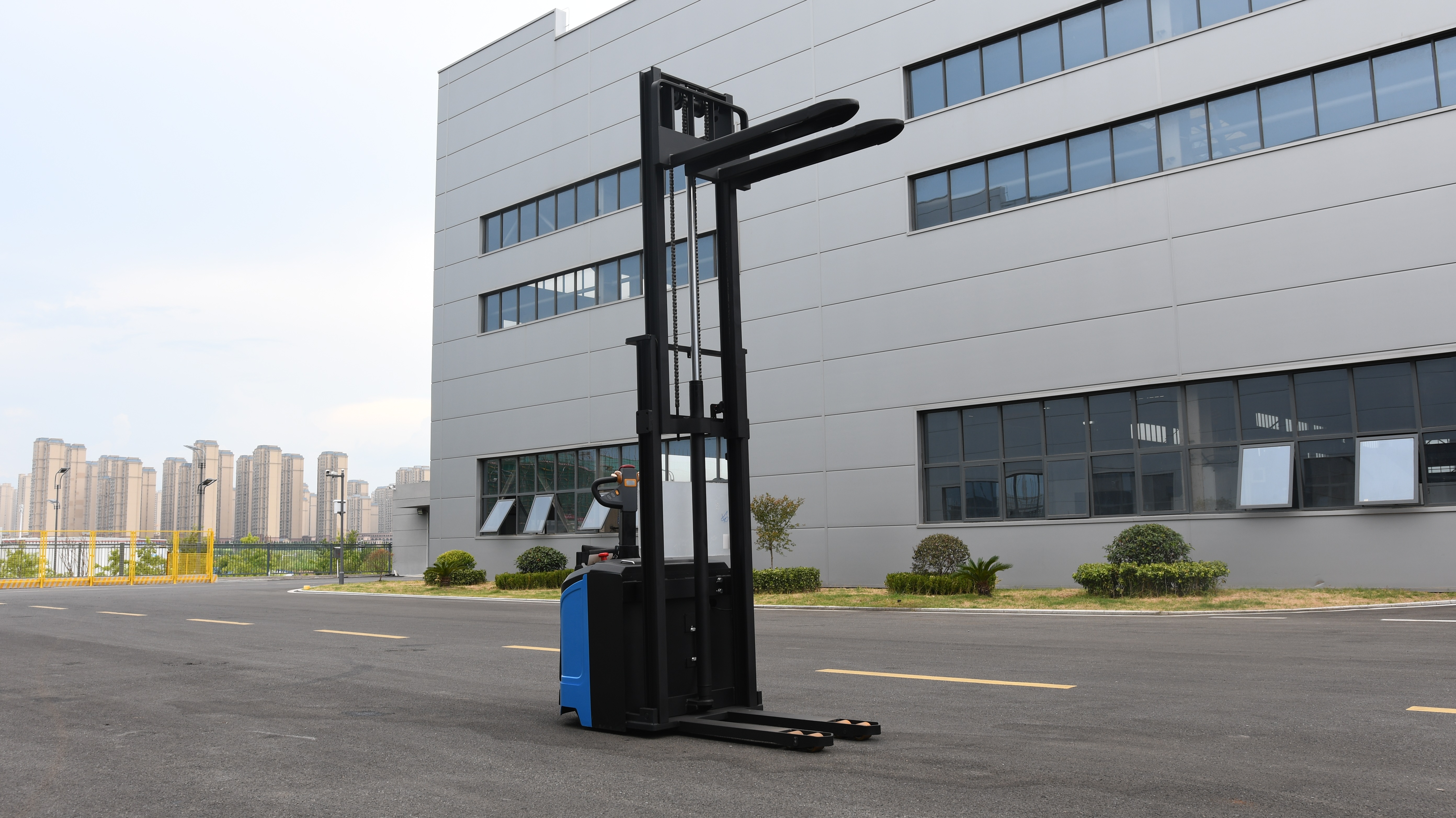High Quality CDD15 II-25 Warehouse Equipments Flexible Forklift Electric Pallet Stacker Standing Type