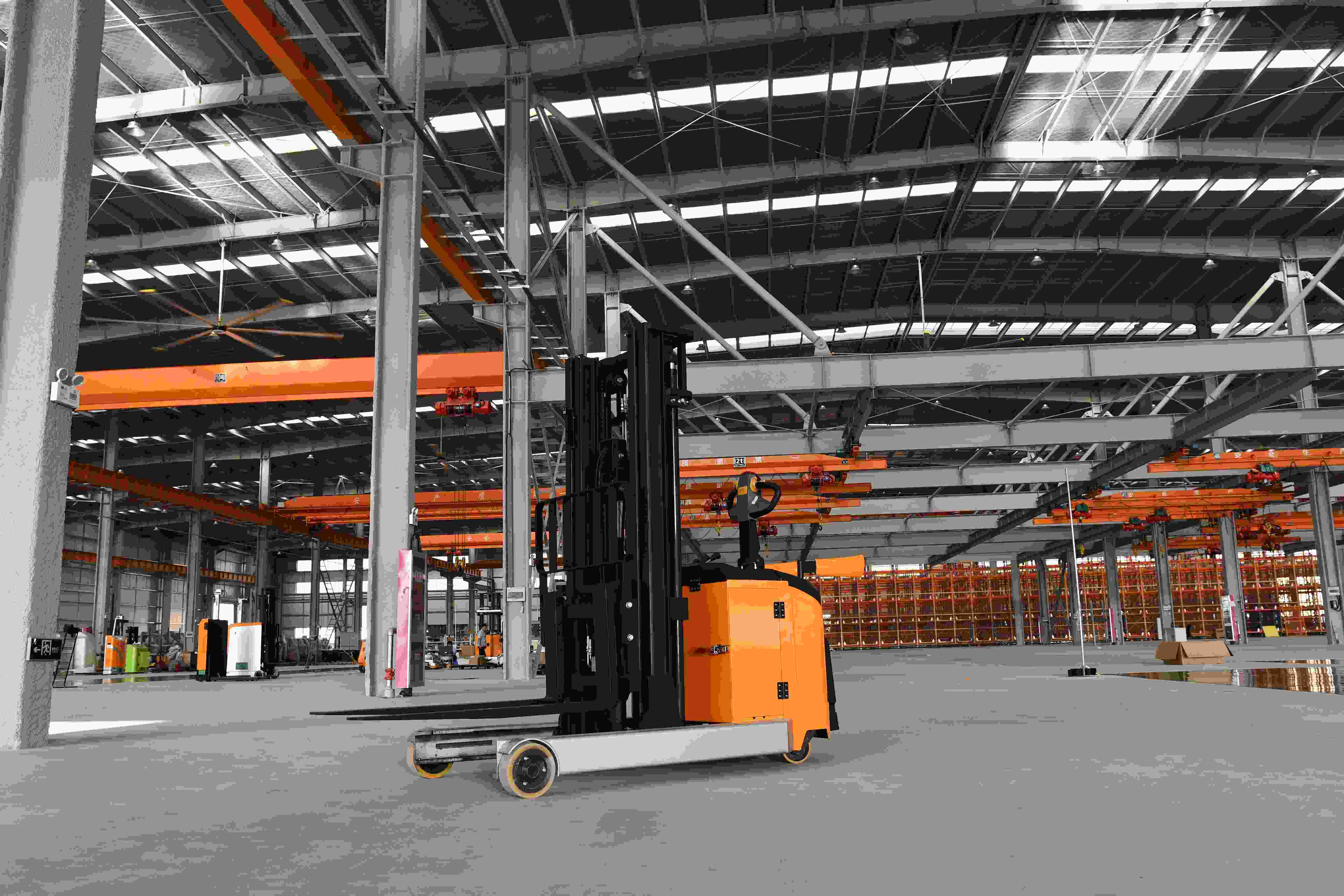 Electric Forklifts With AC Motor 1500kg Load Capacity CQDA15-45S Electric Reach Truck 4500mm Lifting Height