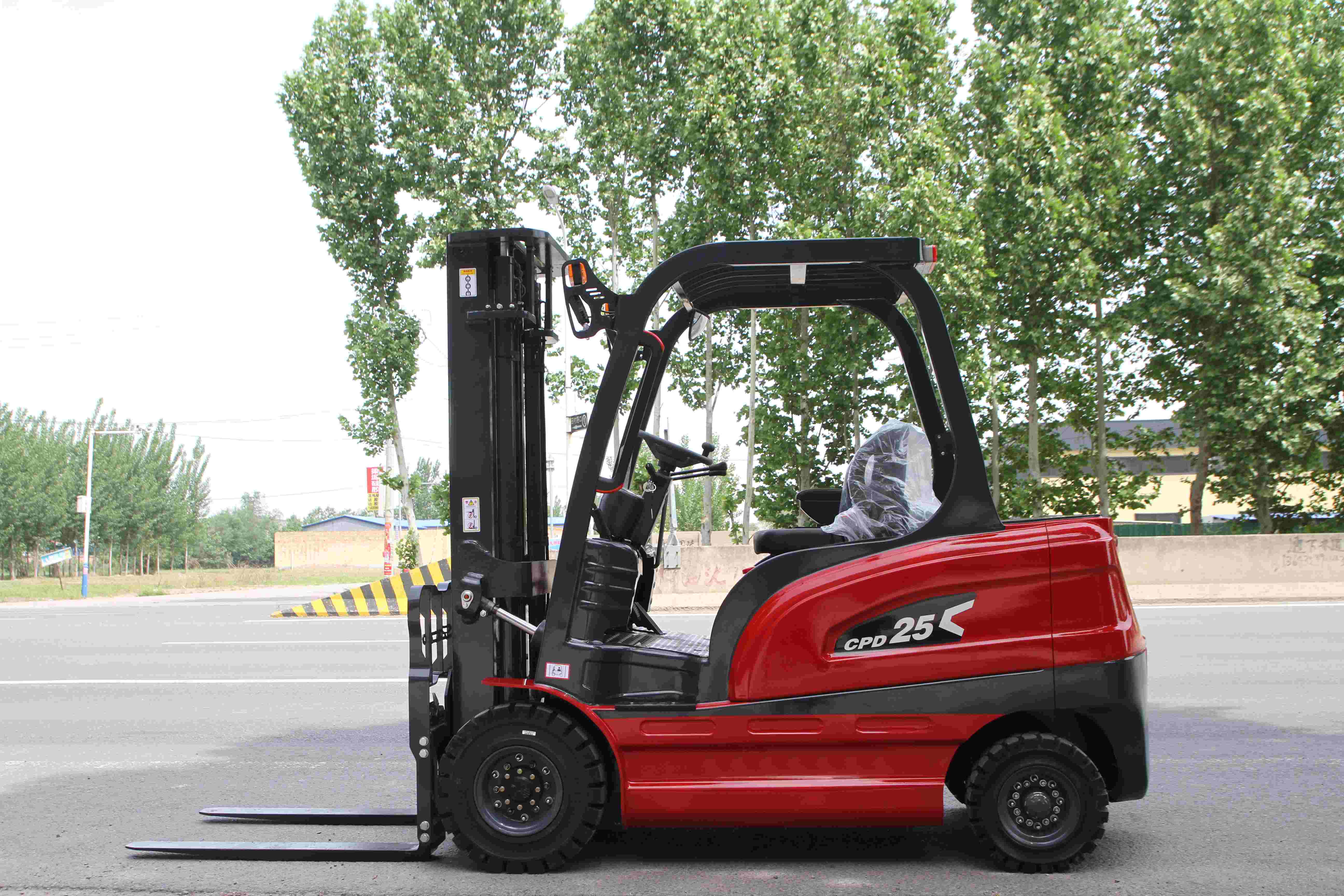 Cheap Price High Quality 2Ton Battery-Powered Electric Forklift CPD20-30 for Warehouse Container Lifting and Loading