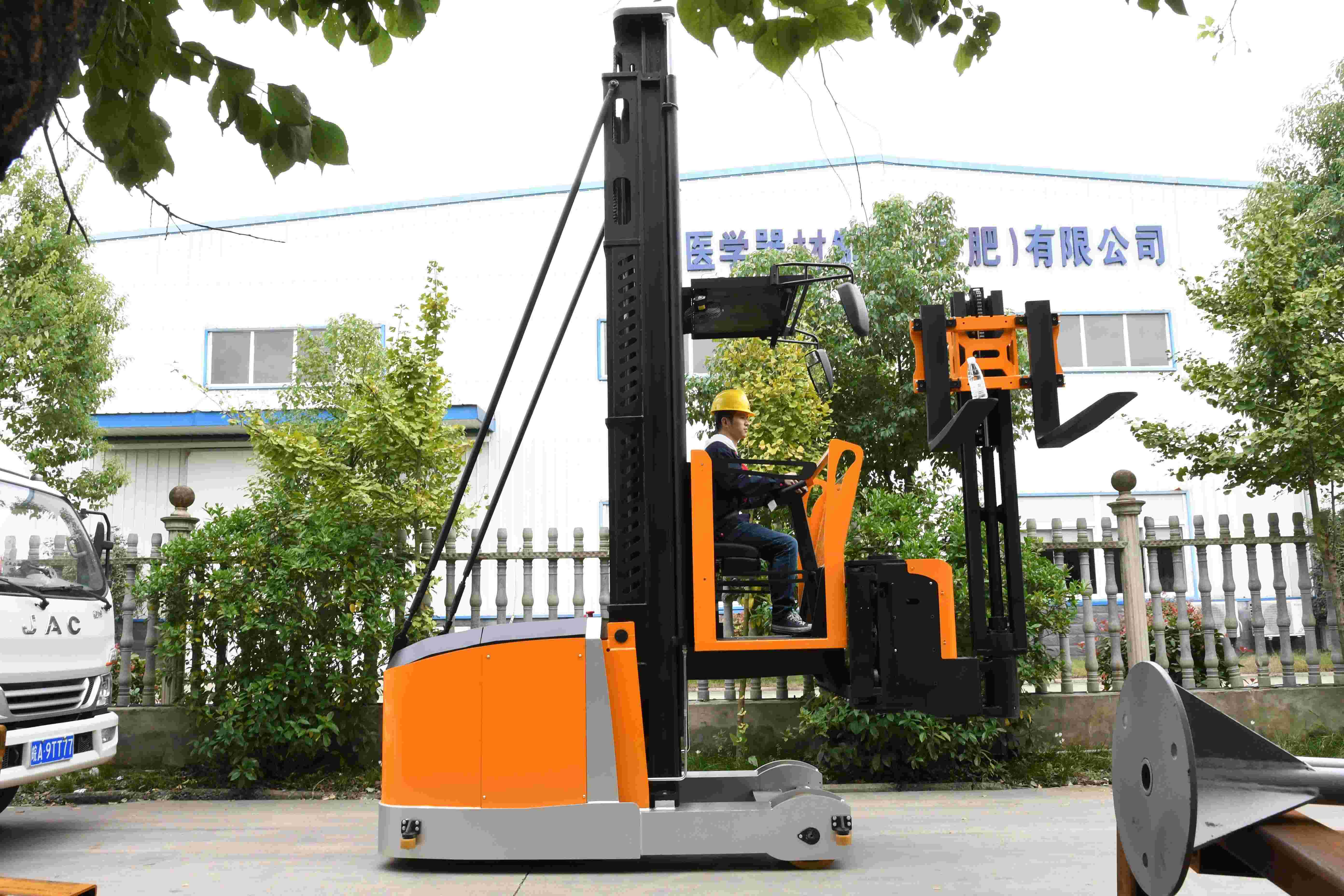Man up Operation Type CDMX15-80S 3 Way Electric Pallet Stacker Narrow Aisle Width VNA Forklift