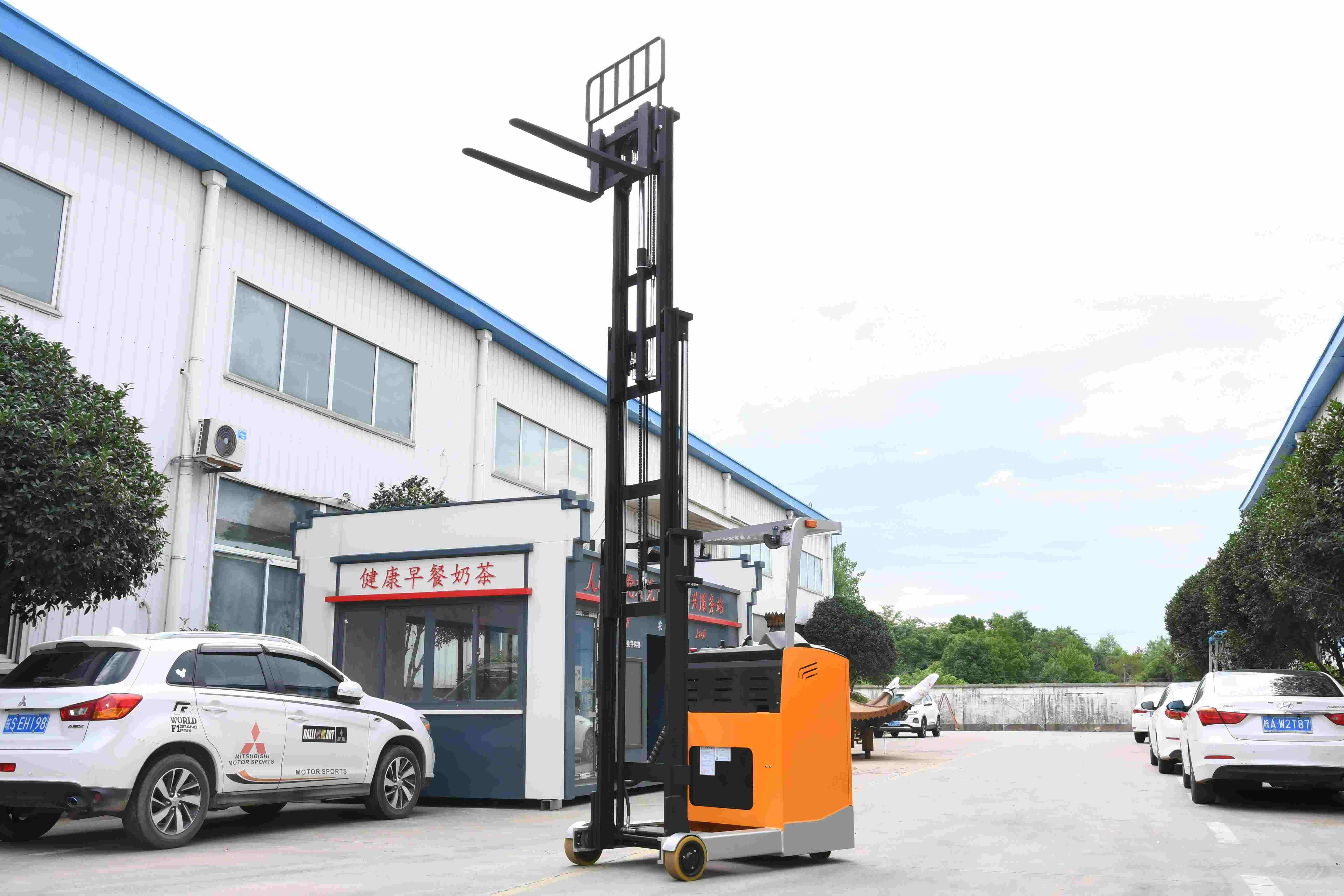 Heli 1.5Ton Electric Reach Truck Forklift CQD15D-40 New Battery 24V Voltage AC Motor Standing Type Operation