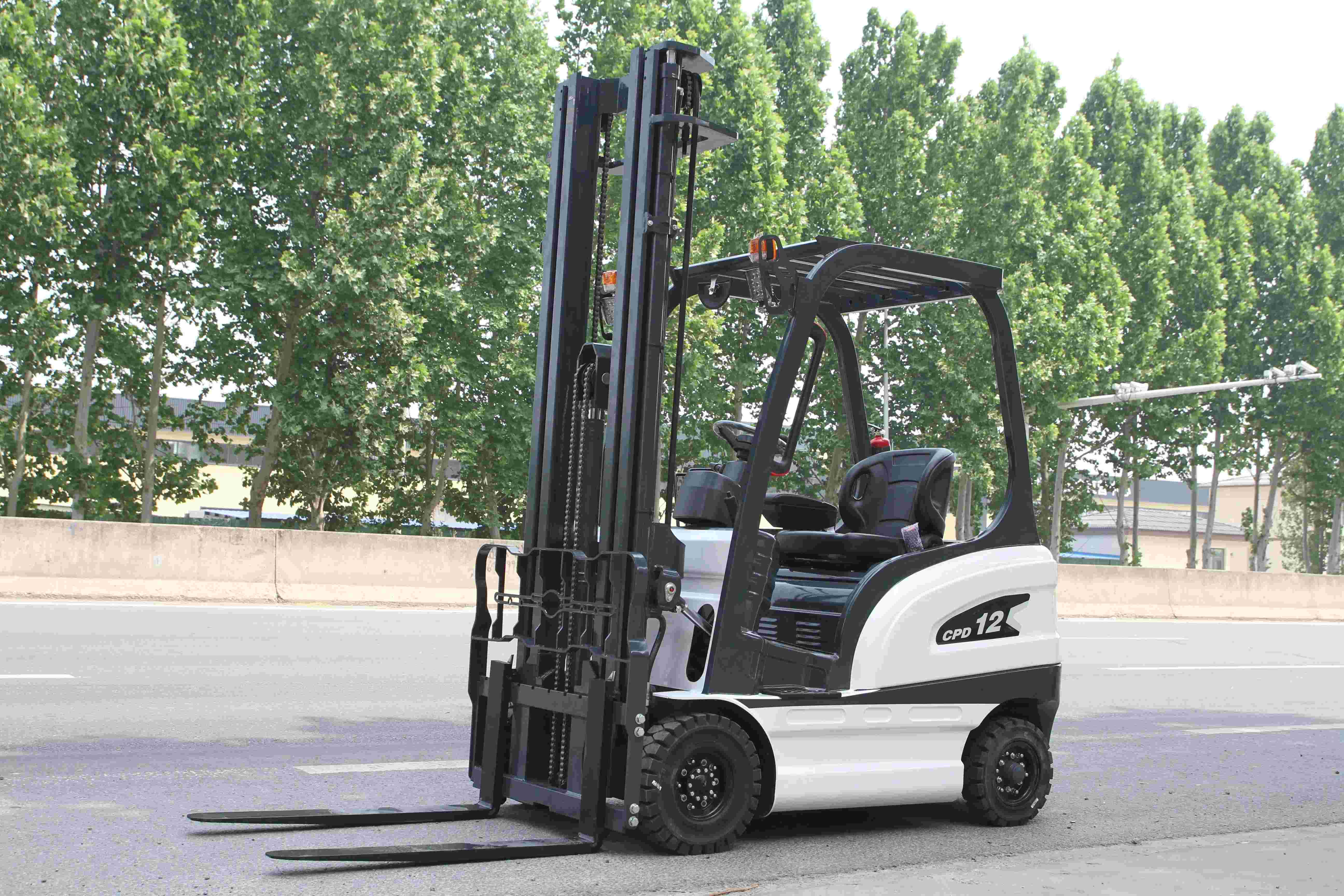 New energy forklifts are evolving from simply "usable" to "easy to use, efficient, and low-cost."