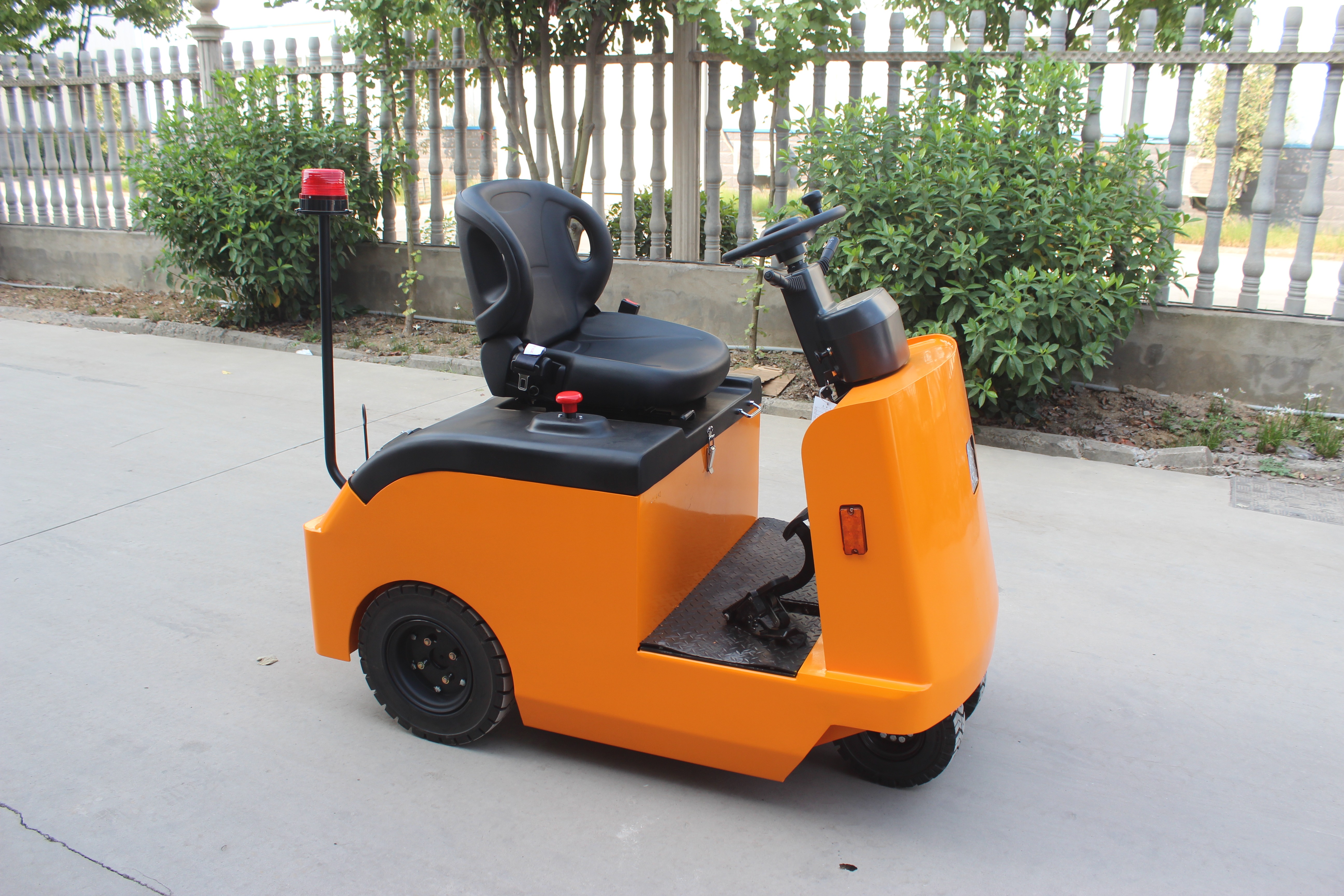 EPQ-B Electric Tow Tractor: Smart, Safe & High-Efficiency Solution for Airport and Industrial Logistics