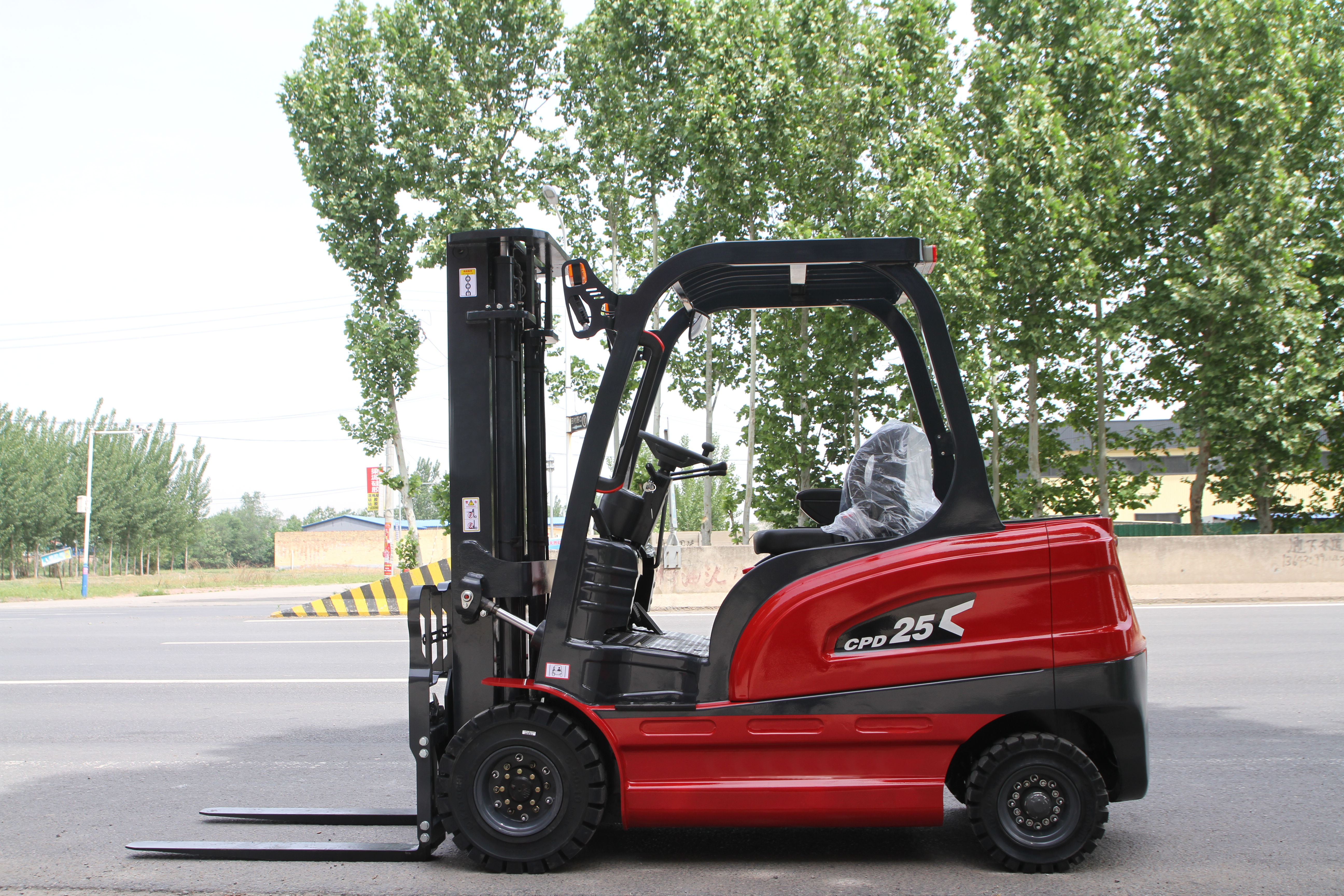 The Evolution and Market Trends of Four-Wheel Counterbalance Forklifts