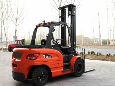 Large tonnage counterbalanced forklift ceiling! Easy handling of heavy-duty transportation