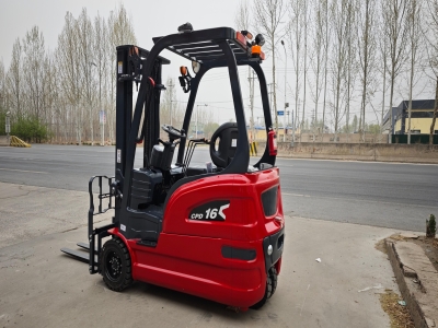 3-wheel Electric Forklift Can Easily Enter Elevators And Containers