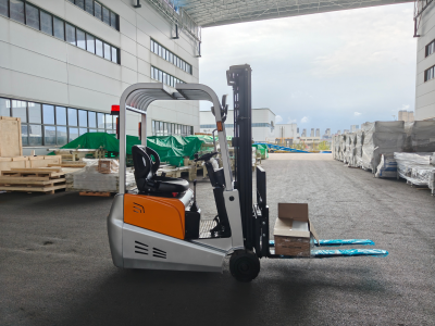 3-Wheel Electric Forklift Suitable For Working In Narrow Spaces